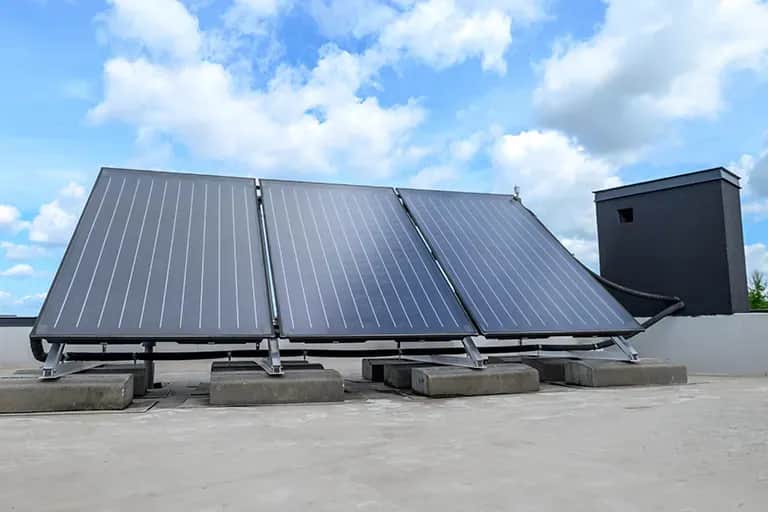 Elektrownie słoneczne: fotowoltaika vs kolektory słoneczne - co wybrać?