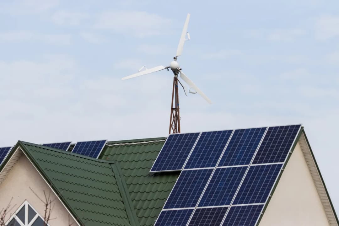 Elektrownia wiatrowa czy fotowoltaika – co wybrać, by zaoszczędzić?