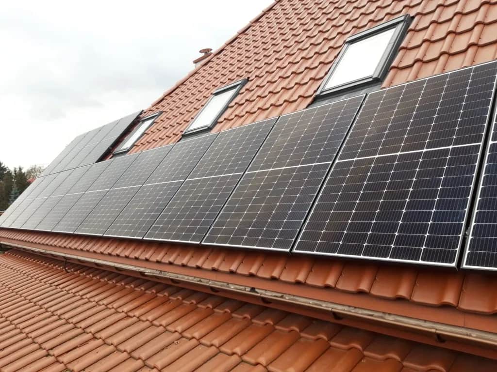 Jak połączyć panele fotowoltaiczne? Poradnik krok po kroku.