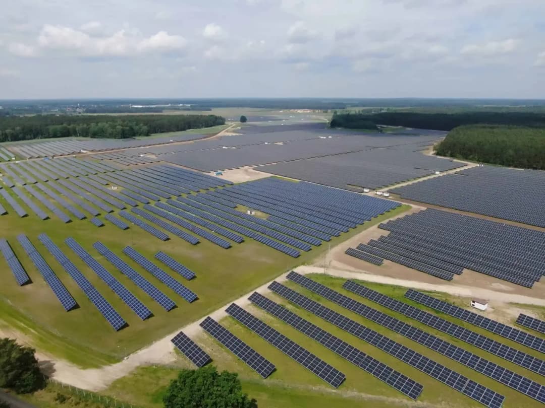 Farma elektrowni słonecznych: jak zmieniają przyszłość energii w Polsce