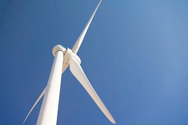 Jaka turbina wiatrowa do domu? Wybierz mądrze i oszczędzaj energię