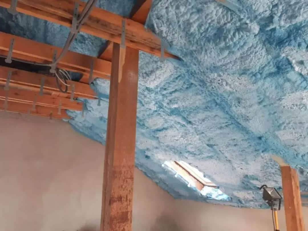 Czyste powietrze: kluczowe wymagania ocieplenia poddasza, aby zaoszczędzić