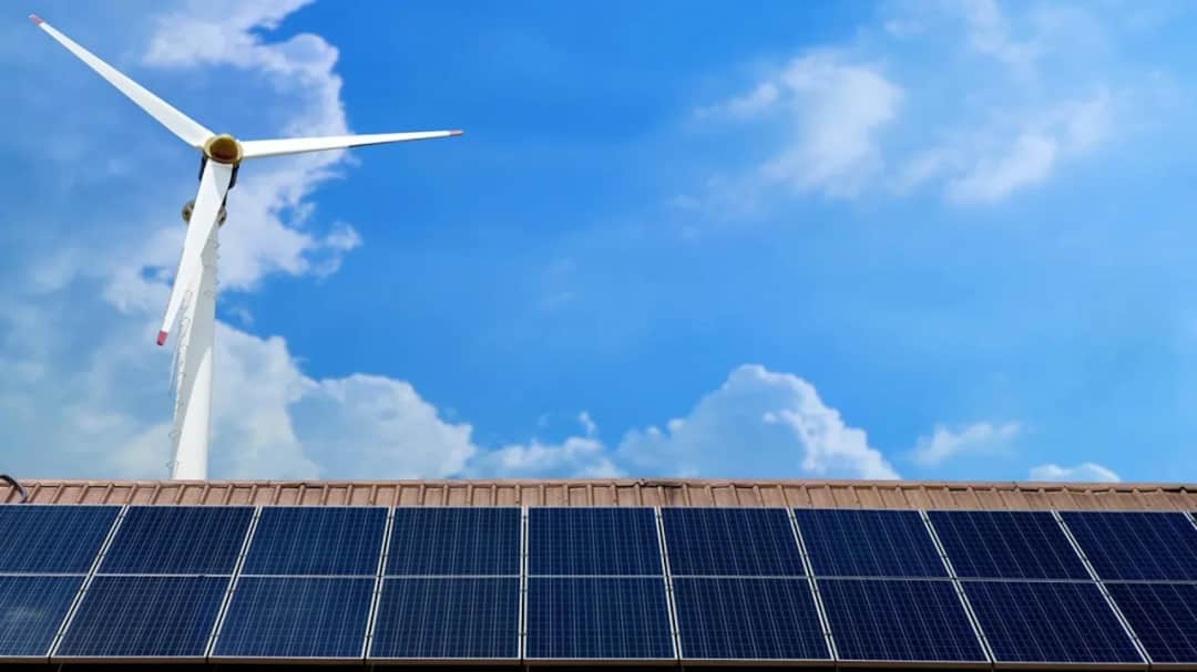 Przydomowa elektrownia wiatrowo-słoneczna: oszczędzaj na rachunkach za prąd