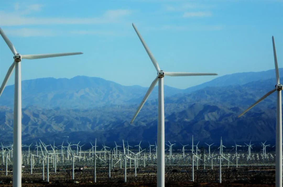 Ile wytwarza energii elektrownia wiatrowa? Zaskakujące fakty i dane