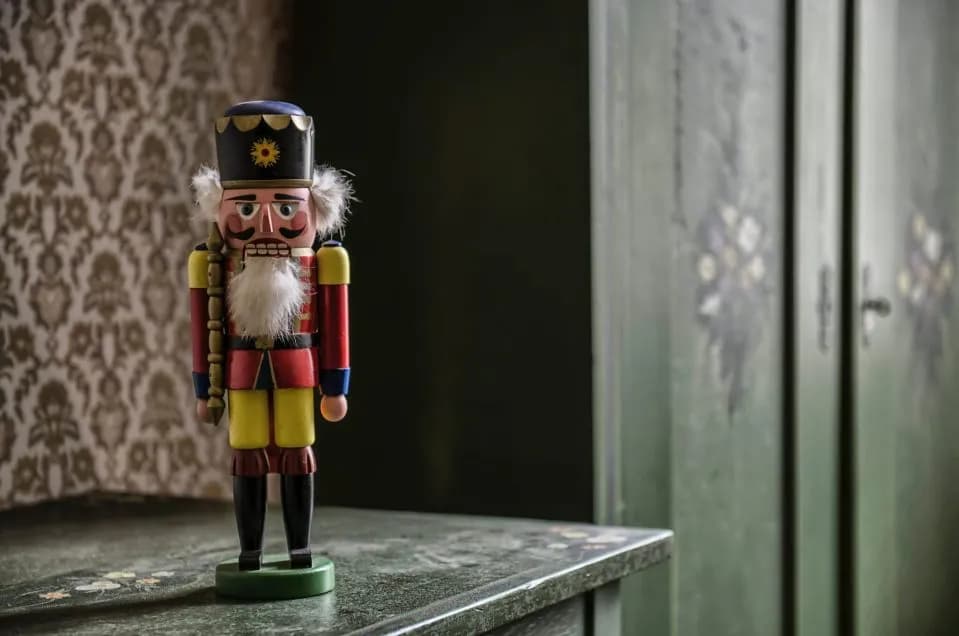 Skąd się wziął dziadek do orzechów? Historia i tradycje świąteczne