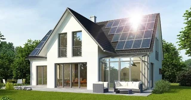 Przydomowe elektrownie słoneczne: oszczędzaj na rachunkach za prąd