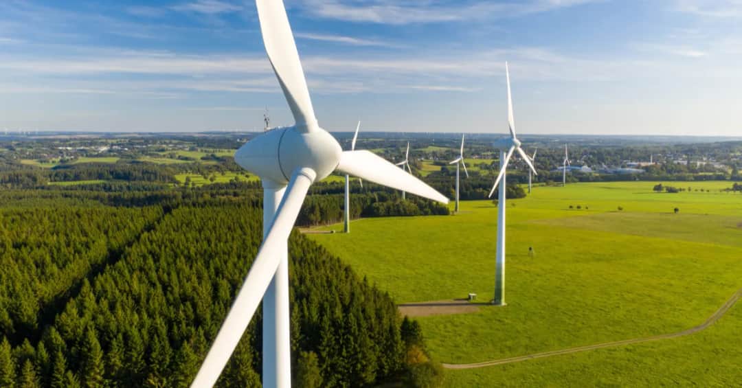 Ile prądu wytwarza elektrownia wiatrowa? Zaskakujące fakty i dane