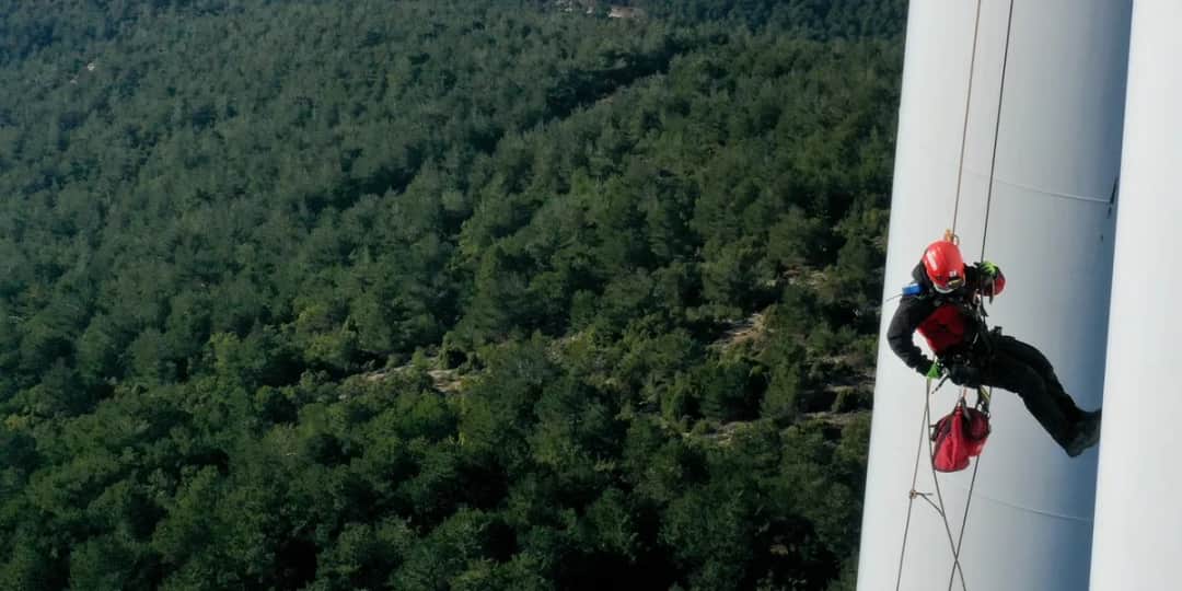 Praca w energetyce wiatrowej: wysokie zarobki i ciekawe wyzwania