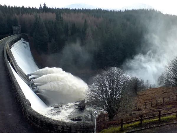 Wady energii wodnej: ukryte zagrożenia dla środowiska i społeczeństwa