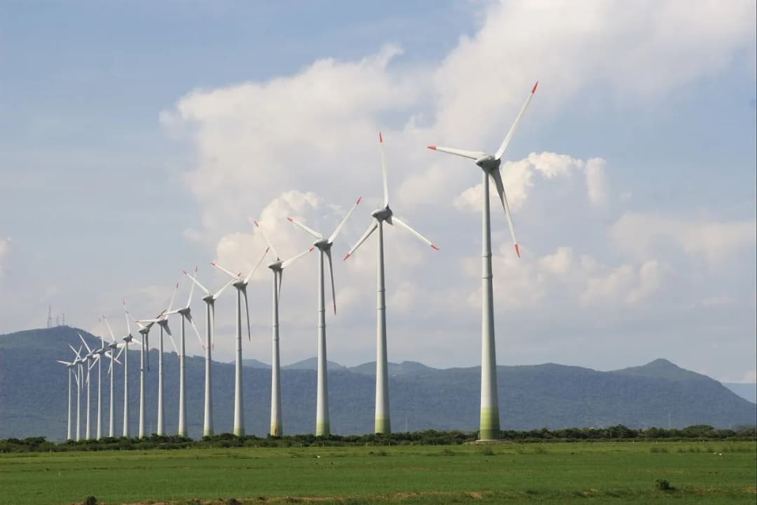Zalety energii wiatrowej: jak unikać kosztów i chronić środowisko